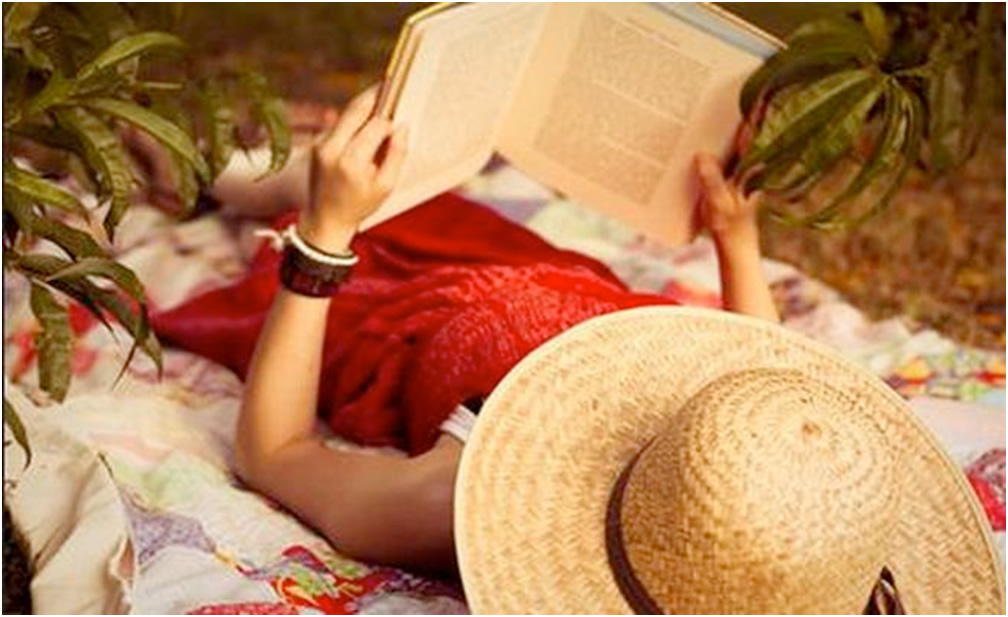 mulher deitada no gramado lendo livro-espaço no relacionamento