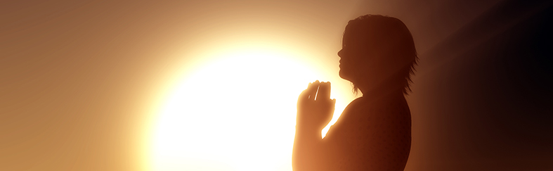Silhueta de mulher orando em contraste com a luz do Sol – oração-poderosa-Luz-da-Serra